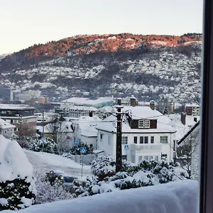 Spacious And Beautiful In With Free Parking Apartamento Bergen